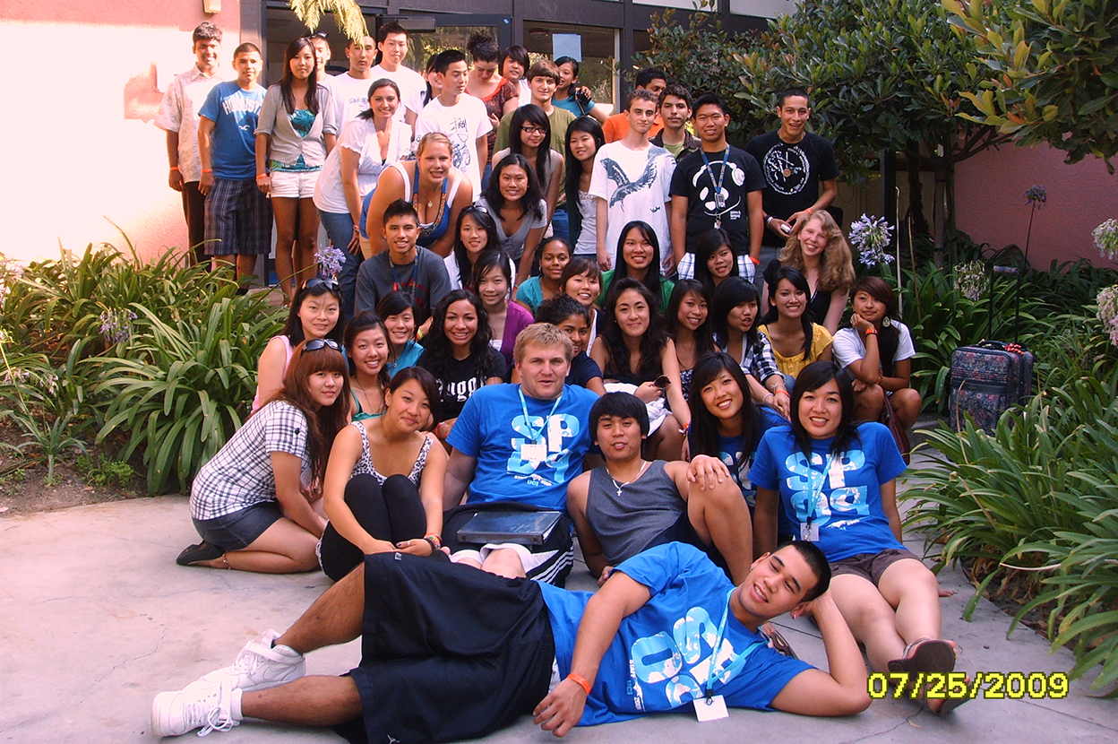 Student Parent Orientation Program leaders and students in front of Puente resident hall